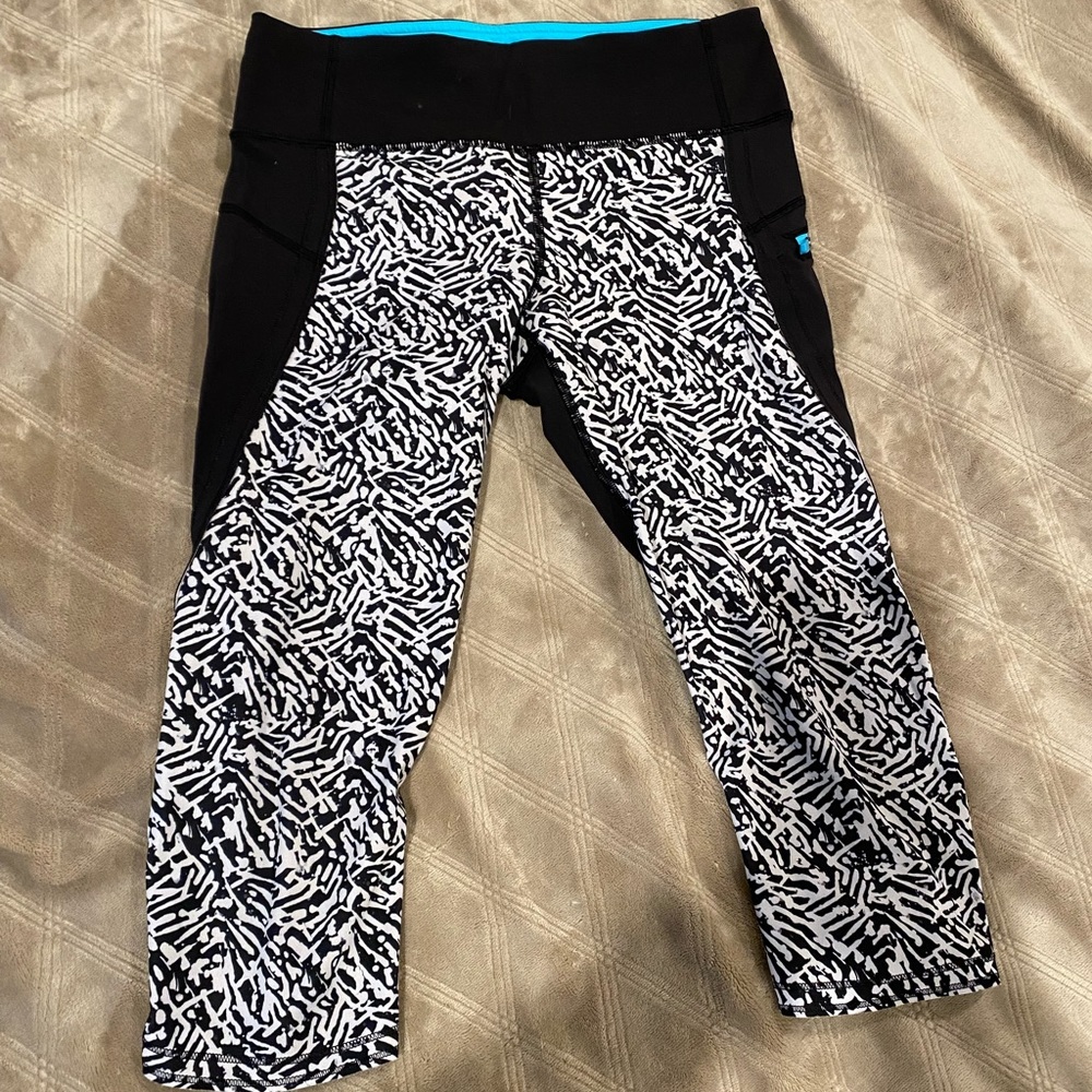 Lululemon athletica cropped legging with zippered pocket - size 6. Great shape!